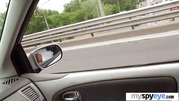 Süßes ungarisches Mädchen lutscht den Schwanz eines Fremden im fahrenden Auto Thumb