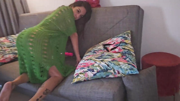 Die versaute Dame wartete im Doggystyle darauf, dass ihr Partner seinen Penis in ihre harte Pussy steckte Thumb