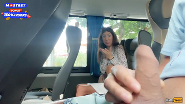 Unbekannte Frau ging im Bus an mir vorbei und wichste meinen steifen Schwanz Thumb