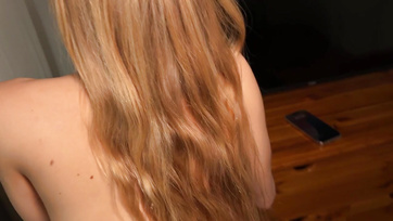 Das süße Dienstmädchen spielt jederzeit gerne mit meinem Schwanz für ein bisschen extra Geld Thumb