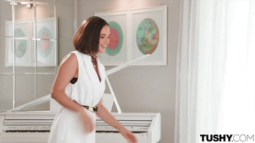 Sie hat ihren gutaussehenden Freund bereits auf der Arbeit geblasen und ihn zu Hause hart gefickt Thumb