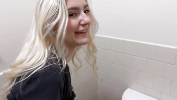 Ein unbekannter Junge hat mich auf der Toilette der Kneipe gefickt und mir eine riesige Ladung ins Gesicht gespritzt Thumb