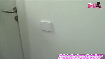 Sexbesessenes deutsches Mädchen wurde im Treppenhaus geleckt und gefickt Thumb