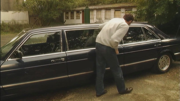 Sie kurbelte das Autofenster herunter, um den unbekannten Mann zu lutschen, während sie sie von hinten in den Arsch fickten Thumb