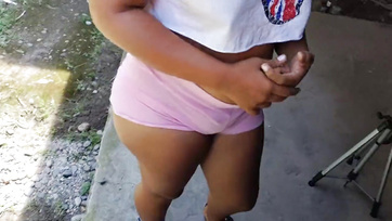 Ich habe das heiße Nachbarküken im Garten gefickt, nachdem ich von ihrem runden Hintern erregt war Thumb