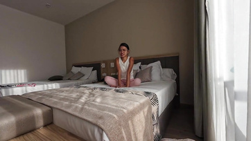 Der alte Mann mit einem unrealistisch großen Schwanz nahm das süße thailändische Mädchen im Urlaub mit, um im Gegenzug einen Blowjob zu bekommen Thumb