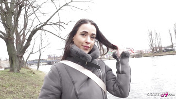 Deutscher Straßenagent hat es geschafft, eine unglaublich heiße tätowierte Frau für ein Sex-Casting zu gewinnen Thumb