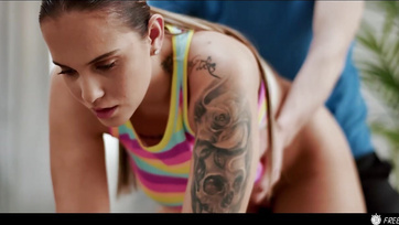 Der gut bestückte Personal Trainer kroch aus dem Bildschirm und vögelte die vollbusige MILF-Schönheit bis zum Umfallen Thumb